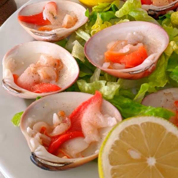 Conchas finas con langostino y pimiento sobre lechuga